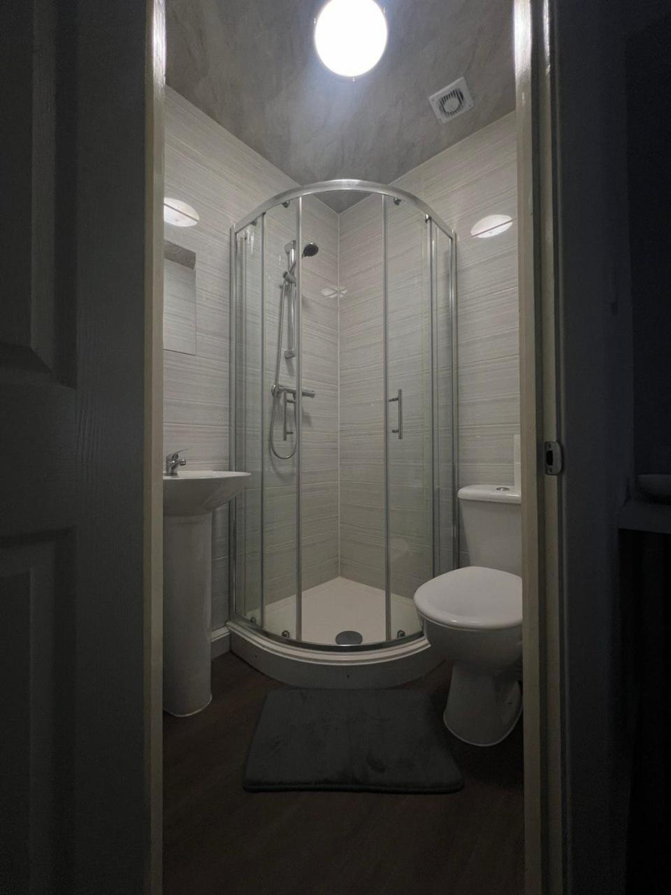 Deluxe Ensuite Double Room With Ensuite كوفنتري المظهر الخارجي الصورة